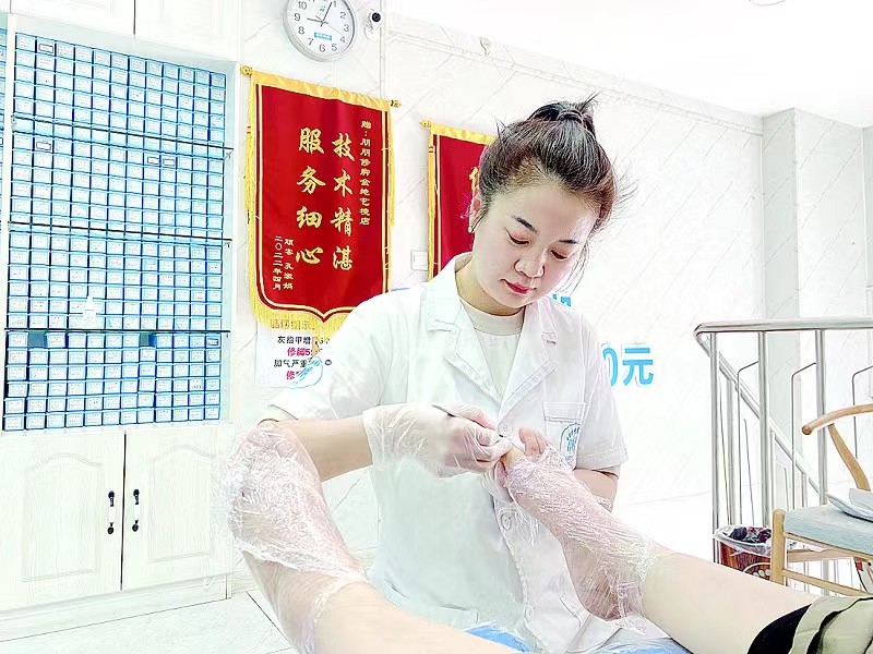 半岛晨报：修脚师罗丹8年服务近万人次屡获表扬