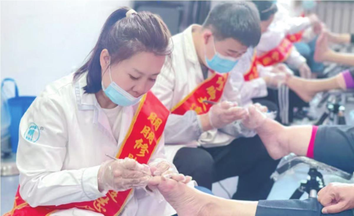 【朋朋修脚】辽沈晚报：一把修脚刀闯出新天地 以劳模匠心培养五百余名追梦人